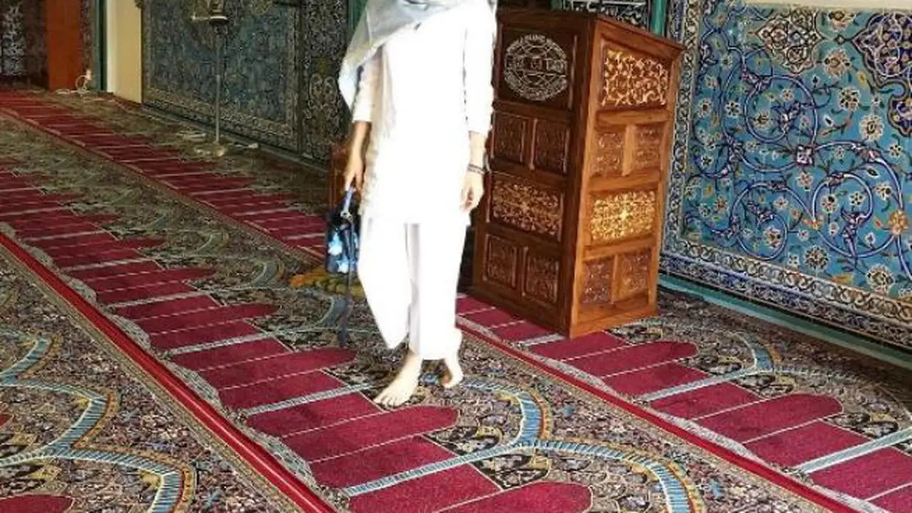 Raline Shah saat Mampir di Masjid Norwegia