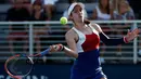 Petenis AS, Christina McHale melakukan servis saat bertanding melawan petenis Rusia Anastasia Pavlyuchenkova pada turnamen tenis AS Terbuka di New York, (30/8). (AP Photo / Michael Noble)