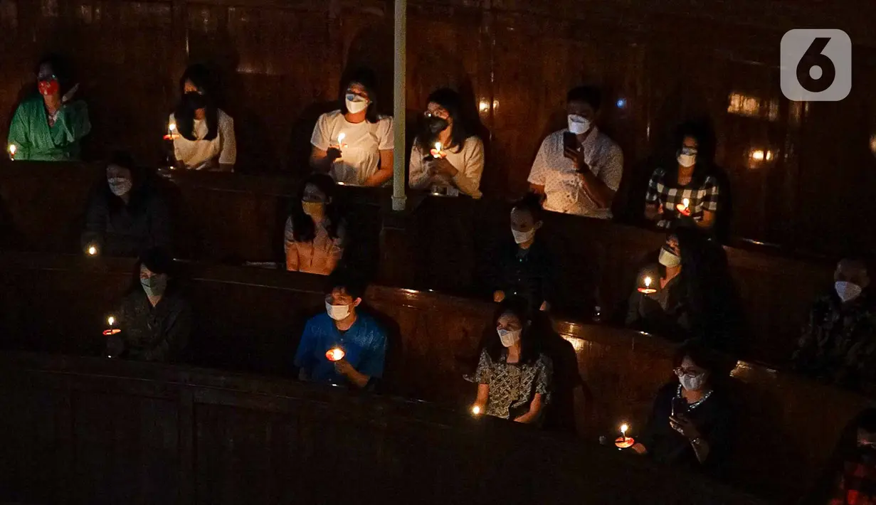 Jemaat melaksanakan ibadah malam Natal di Gereja Immanuel, Jakarta, Jumat (24/12/2021). Perayaan ibadah malam Natal mengingatkan umat untuk saling mengasihi dengan segenap hati dalam kasih persaudaraan yang tulus dan ikhlas melalui tindakan belarasa. (Liputan6.com/Faizal Fanani)