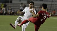 Bek Timnas Indonesia U-22, Asnawi Mangkualam, berusaha merebut bola saat melawan Vietnam U-22 pada laga SEA Games 2019 di Stadion Rizal Memorial, Manila, Minggu (1/12). Indonesia kalah 1-2 dari Vietnam. (Bola.com/M Iqbal Ichsan)
