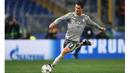 Bintang Real Madrid, Cristiano Ronaldo menjadi salah satu pencetak gol kemenangan timnya saat melawan AS Roma pada leg pertama babak 16 besar Liga Champions, di Olimpico, Roma, Kamis (18/2/2016) dini hari WIB. (AFP / Filippo Monteforte)