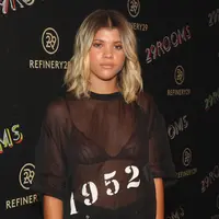 Terlihat seorang diri, Sofia Richie tetap menikmati waktunya di London. Terbukti dengan unggahan di snapchatnya sebuah foto saat Justin menggelar konsernya, dan Sofia menuliskan “Aku suka London”. (AFP/Bintang.com)