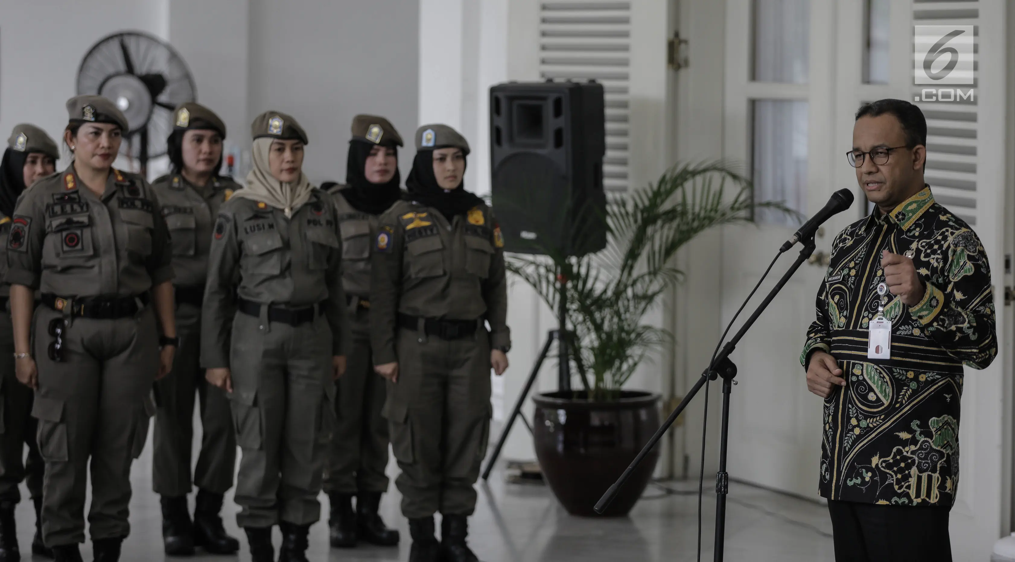 Gubernur DKI Jakarta Anies Baswedan menyampaikan pidato saat memimpin pelepasan personel Satpol PP di halaman Pendopo Balai Kota, Jakarta, Kamis (29/3). (Liputan6.com/Faizal Fanani)