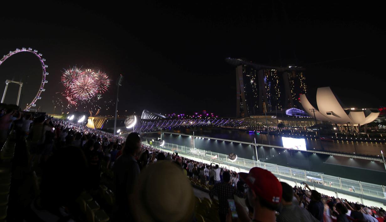 Suasana balapan F1 di Sirkuit jalan raya Marina Bay, Singapura, Minggu (20/9/2015). (Singapore Grand Prix/Action Images via Reuters)