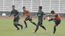 Pemain Timnas Indonesia U-22, Witan Sulaeman, saat latihan di Stadion Madya, Senayan, Senin (21/1). Latihan kali ini tidak dipimpin Indra Sjafri karena sedang mengikuti lisensi kepelatihan Pro AFC di Spanyol. (Bola.com/M Iqbal Ichsan)