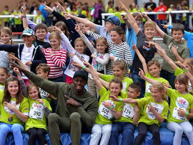 Sprinter asal Jamaica, Usain Bolt berfoto bersama anak-anak yang ikut dalam lomba lari  di Prague, Republik Ceska, (18/5/2016). (AFP/Michal Cizek)