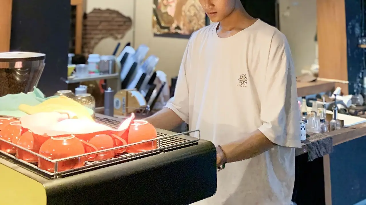 Syafi Nuha, seorang barista handal asal Kudus, siap bersaing menjadi barista handal tingkat dunia mewakili Indonesia. (Liputan6.com)