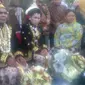 Pasangan pengantin tersebut kemudian diarak dalam kirab budaya menggunakan mobil bersama rombongan keluarga yang membawa gembok cinta.