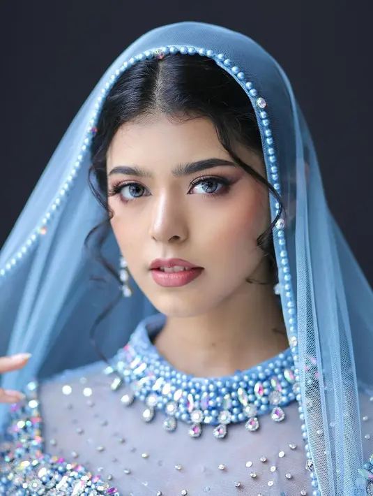 Lihat detail makeup Jharna Bhagwani untuk acara pengajian jelang pernikahannya. Tampil dengan outfit serba biru, penampilannya di momen ini dimiripkan dengan Princess Jasmine. [Foto: Instagram/jharnabhagwani]