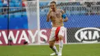 Pemain Serbia, Aleksandar Kolarov merayakan kemenangan usai pertandingan antara Serbia dan Kosta Rika pada Piala Dunia 2018 di Samara Arena, Samara, Rusia, Minggu (17/6). Gol tunggal Kolarov membawa  Serbia unggul atas Kosta Rika. (AP Photo/Mark Baker)