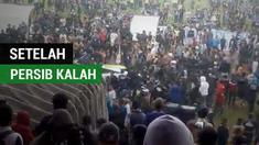 Berita video flare dan rusuh adalah dua hal yang tampak setelah Persib Bandung menelan kekalahan 0-2 dari Perseru Serui pada laga terakhir mereka di Liga 1 2017, Minggu (12/11/2017).