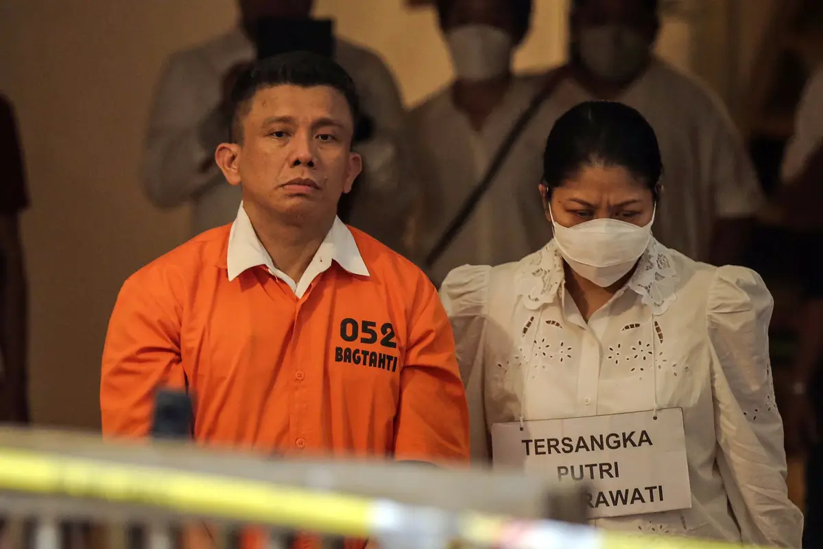 Pelukan Erat Ferdy Sambo kepada Putri Candrawathi Saat Rekonstruksi Pembunuhan Brigadir J