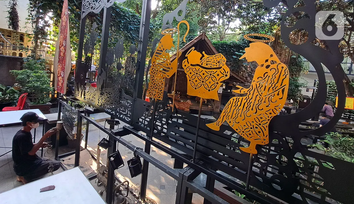 Petugas menyelesaikan pembuatan hiasan jelang perayaan Natal di Gereja Katedral Jakarta, Selasa (20/12/2022). Sepekan jelang perayaan Natal gereja Katedral bersiap menghias gereja dengan pernak-pernik  Natal. (Liputan6.com/Johan Tallo)