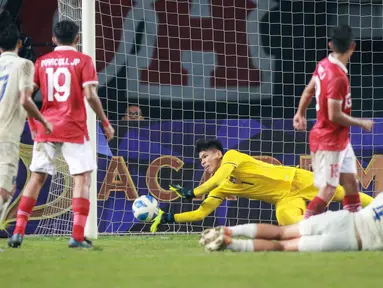 Kiper Timnas Indonesia U-19, Cahya Supriadi tampil sebagai pahlawan saat pertandingan ketiga grup A Piala AFF U-19 kontra Thailand U-19. Tanpanya, Garuda Nusantara bisa jadi akan kalah di laga ini. (Bola.com/Bagaskara Lazuardi)