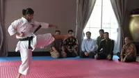 Atlet tim nasional karate unjuk kebolehan di depan Menpora Imam Nahrawi di Apartemen Belezza, Jakarta, Jumat (9/6/2017). (Humas Kemenpora)