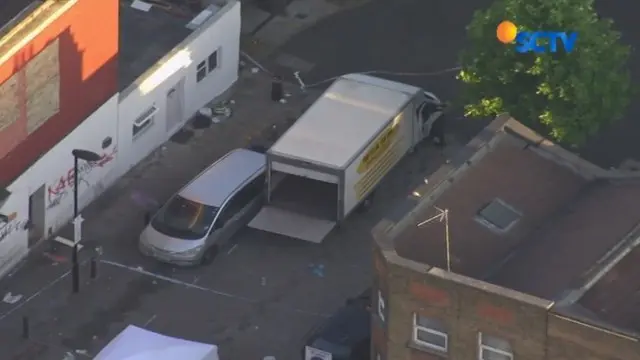 Sebuah mobil ditabrakkan ke pedestrian di London, satu orang tewas dan 10 orang terluka.