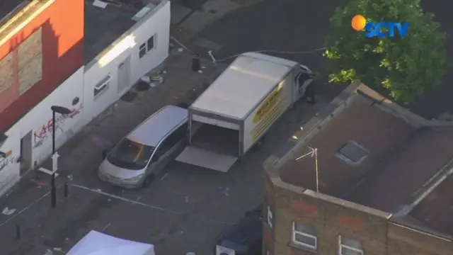 Mobil Tabrakkan Diri di Sekitar Masjid di London, Inggris 
