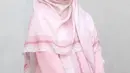 Sementara untuk tampilan feminin, bumil ini memilih gamis warna pink muda dengan motif halus. (Instagram/anisarahma_12).
