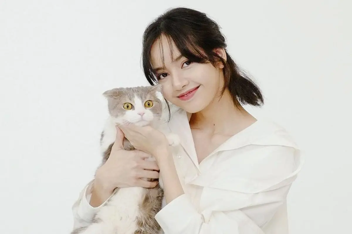 FOTO: Pemotretan Lisa Blackpink dengan Kucing Kesayangan Ini Curi Perhatian Netizen