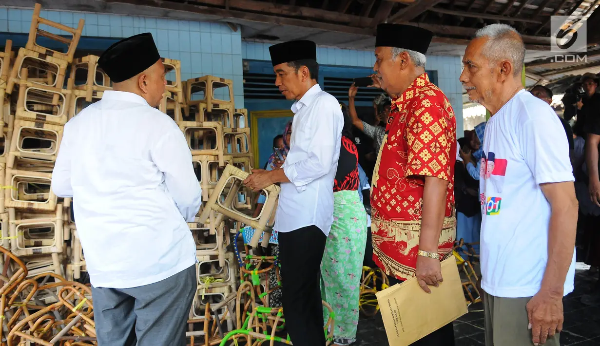 Capres nomor urut 01 Joko Widodo atau Jokowi (dua kiri) memegang kursi saat meninjau industri rotan rumahan di Desa Tegalwangi, Cirebon, Jawa Barat, Jumat (5/4). Jokowi ingin agar industri rotan tetap terjaga bahkan berkembang. (Liputan6.com/Angga Yuniar)