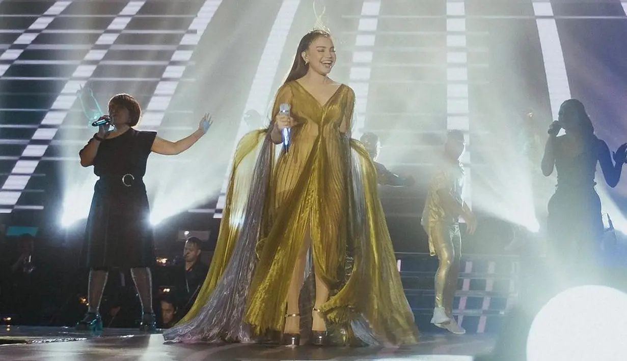 <p>Rossa tampil cantik mengenakan gaun yang dirancang oleh desainer internasional, Iris Van Herpen. Iris merancang Pleated Gold Silver Gown yang membuat Rossa tampil begitu megah. (instagram/itsrossa910)</p>