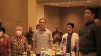 Founder ESQ Ary Ginanjar Agustian bersama Sekjen Kementerian Kominfo Mira Tayyiba dan para pejabat tinggi di lingkungan Kementerian Kominfo saat diskusi tindak lanjut merespon hasil survei BerAKHLAK, di Jakarta, Selasa (21/3/2023).