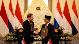 Acara yang awalnya difokuskan pada pembahasan kerja sama bilateral itu sempat berubah hangat ketika Menlu Belanda menyinggung soal kekalahan Timnas Indonesia dari Arab Saudi pada Kamis (08/10/2025) dini hari WIB lalu. (AFP/Yasuyoshi Chiba)