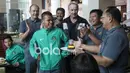 Raut wajah bahagia Manahati Lestusen saat merayakan ulang tahun ke-23 dari rekannya sesama pemain Timnas Indonesia dan Offcial Tim di Hotel Grand Fourwings, Thailand. (Bola.com/Vitalis Yogi Trisna) 
