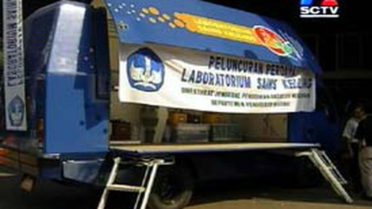 Depdiknas Meluncurkan Mobil Laboratorium Keliling