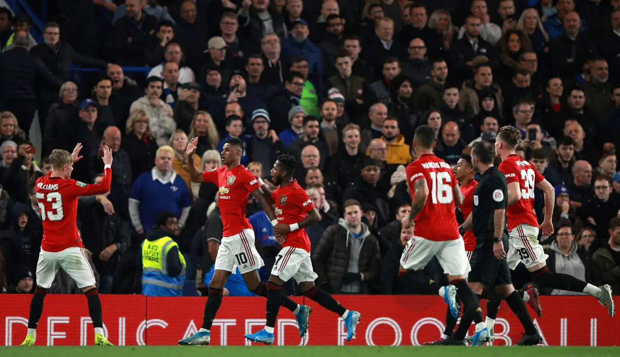 Striker Manchester United, Marcus Rashford (kedua kiri) merayakan golnya ke gawang Chelsea dalam babak keempat Carabao Cup di Stamford Bridge, Rabu (30/10/2019). Dua gol Marcus Rashford berujung pada kemenangan 2-1 MU atas Chelsea. (AP/Ian Walton)