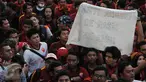 Penggemar tim sepakbola AS Roma bernama Romanisti, antusias menyambut kedatangan skuad AS Roma di Hotel Shangri La, Jakarta, Jumat (24/7/2015). (Liputan6.com/Herman Zakharia)