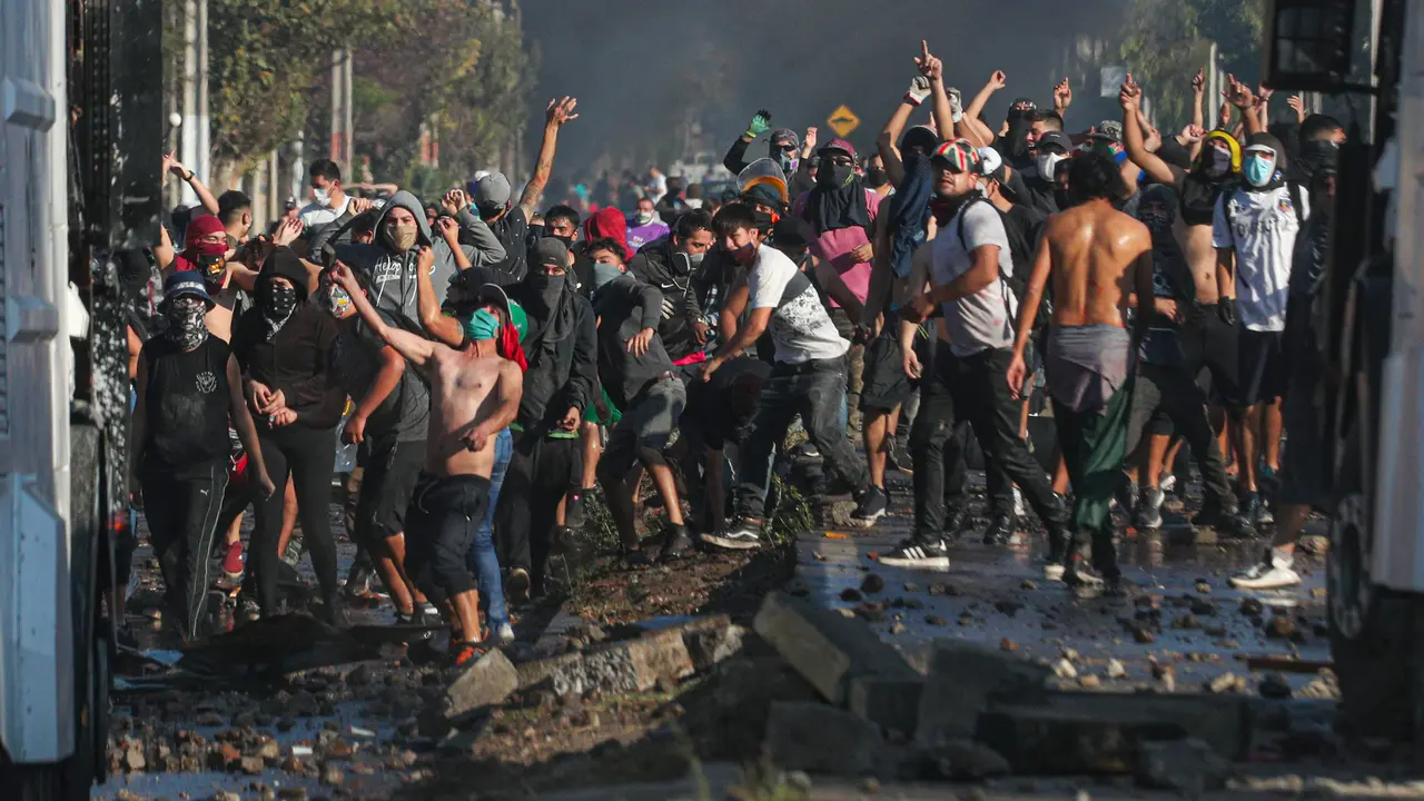 Warga Miskin Chile Bentrok di Tengah Lockdown Corona