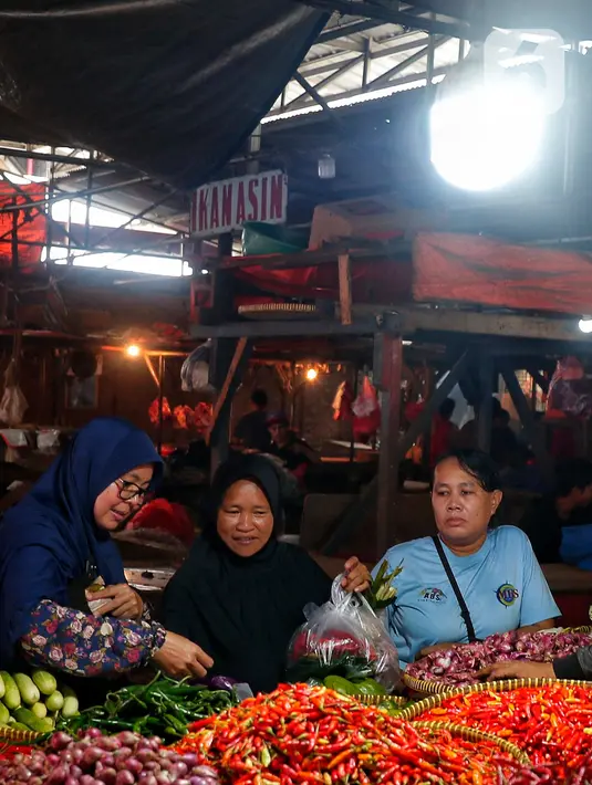 “Jika dilihat secara series dalam grafik inflasi Juni 2023, secara bulanan terlihat lebih tinggi dibanding inflasi bulan sebelumnya yaitu Mei 2023 yang sebesar 0,09 persen. Namun, inflasi ini lebih rendah dibandingkan inflasi yang sama di tahun lalu pada Juni 2022 sebesar 0,61 persen,” ujar Deputi Bidang Statistik Distribusi dan Jasa Pudji Ismartini dalam paparan BPS, Senin (3/7). (Liputan6.com/Angga Yuniar)