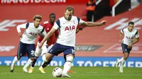 Striker Tottenham Hotspur, Harry Kane, mencetak gol penalti ke gawang Manchester United pada laga Liga Inggris di Stadion Old Trafford, Minggu (4/10/2020). Tottenham menang dengan skor 6-1. (Carl Recine/Pool via AP)