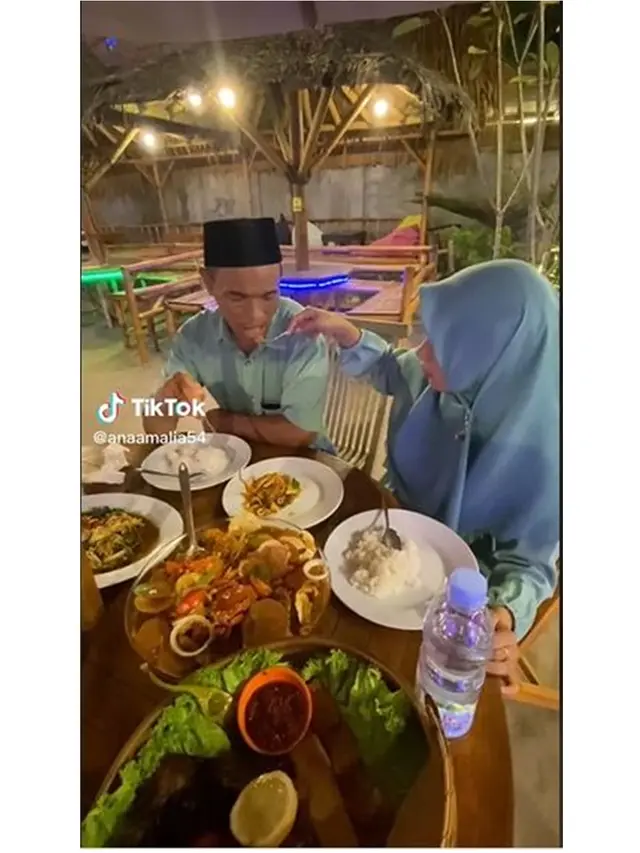 6 Potret Mesra Pasangan Viral Beda Usia 36 Tahun, Netizen Kira Bapaknya
