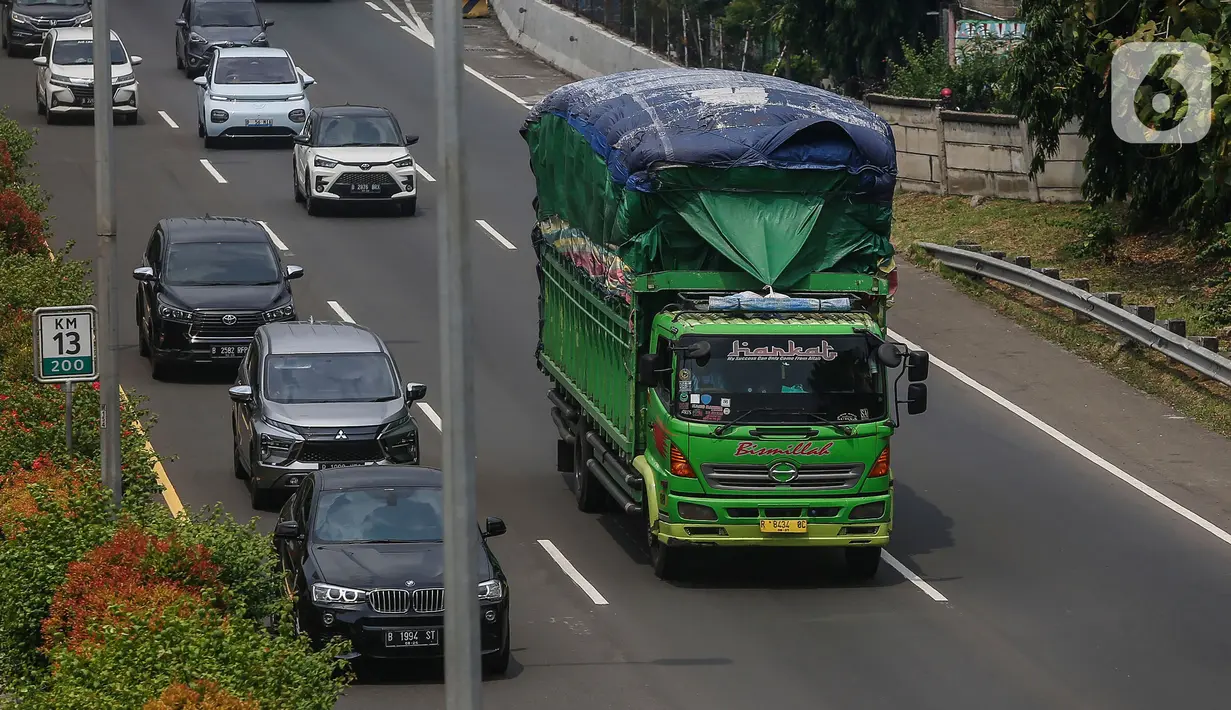 Truk dengan muatan barang melintas di ruas tol lingkar luar Jakarta, Kamis (8/5/2025). (Liputan6.com/Angga Yuniar)