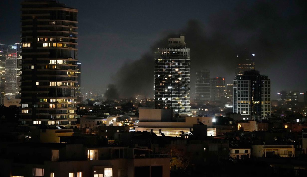 Rudal-rudal Iran dilaporkan menyasar pusat-pusat kota besar di Israel, termasuk Tel Aviv, Haifa, dan Safed. Tampak dalam foto, asap mengepul setelah serangan rudal Iran di Tel Aviv, Israel, Sabtu 28 Februari 2026. (AP Photo/Ohad Zwigenberg)