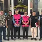 Pegawai Kejari Kampar usai menerima penyerahan tersangka korupsi RSUD Bangkinang untuk ditahan di Lapas. (Liputan6.com/M Syukur)