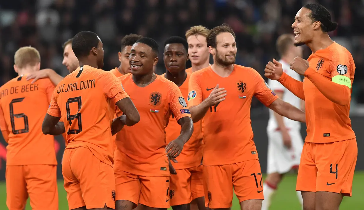 Para pemain Belanda merayakan gol yang dicetak Georginio Wijnaldum pada laga Kualifikasi Piala Eropa 2020 di Minsk, Minggu (13/10). Belarusia kalah 1-2 dari Belanda. (AFP/Sergei Gapon)