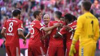 Para pemain Bayern Munchen merayakan gol ke gawang SC Freiburg pada laga Bundesliga di Allianz Arena, Munchen, Sabtu (14/10/2017). (AFP/Christof Stache)