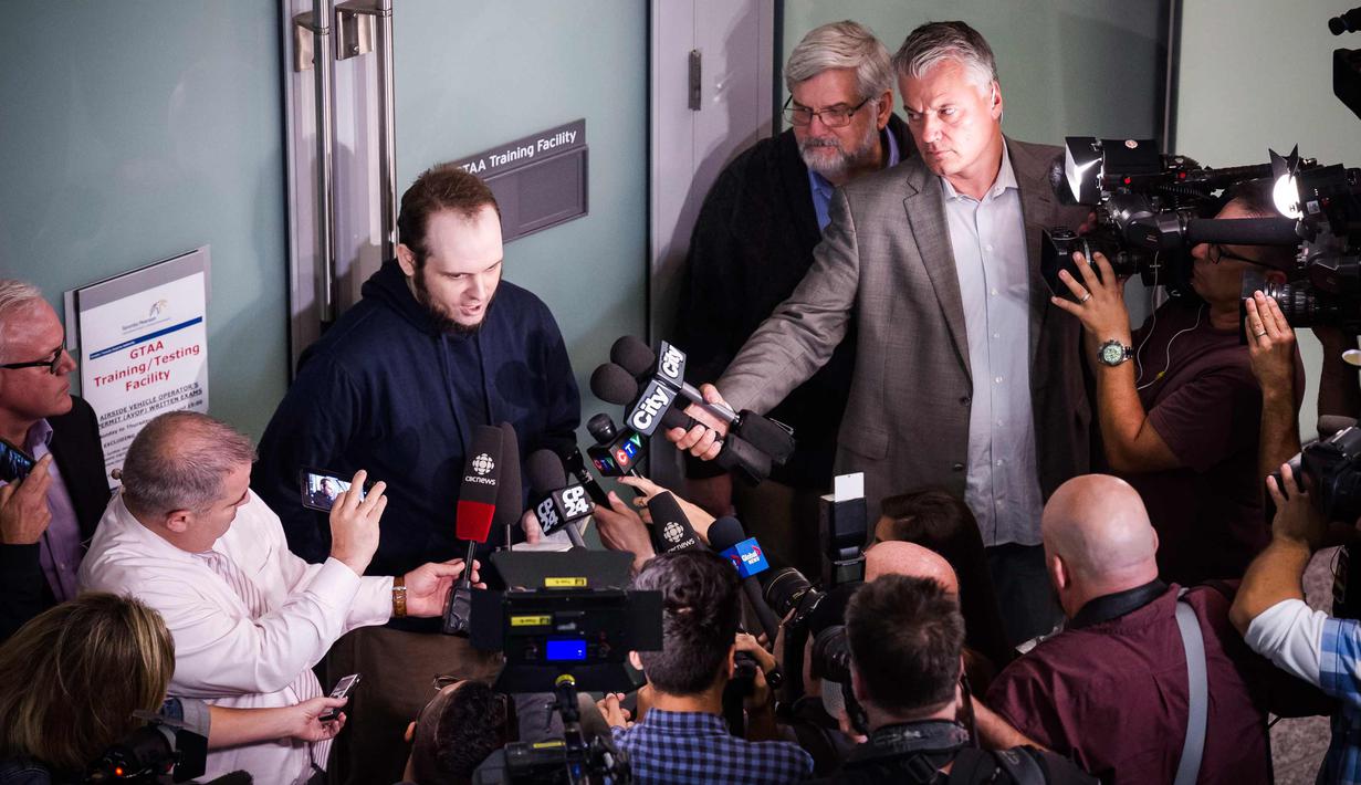 Pria asal Kanada Joshua Boyle memberi keterangan kepada awak media di bandara Toronto, Kanada (13/10). Boyle bersama istri dan ketiga anaknya dibebaskan oleh pasukan Pakistan dari tangan Taliban. (Nathan Denette / The Canadian Press via AP)