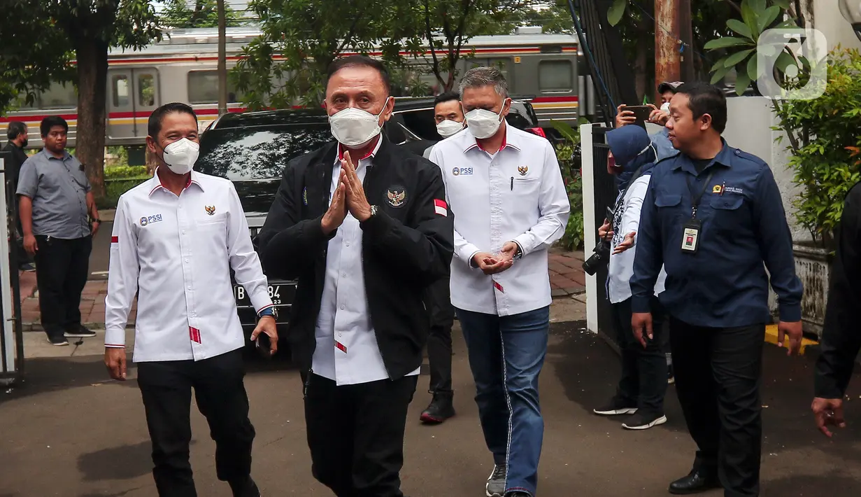 Ketua Umum PSSI Mochamad Iriawan (kedua kiri) didampingi Wakil Ketua Iwan Budianto (kedua kanan) dan Sekjen Yunus Nusi (kiri) tiba untuk dimintai keterangan di Kantor Komnas HAM, Jakarta, Kamis (13/10/2022). Komnas HAM meminta keterangan PSSI dan pihak penyelenggara siaran pertandingan Arema melawan Persebaya 1 Oktober 2022 untuk proses pemantauan dan penyelidikan atas kasus tragedi kemanusiaan Stadion Kanjuruhan Malang. (Liputan6.com/Angga Yuniar)