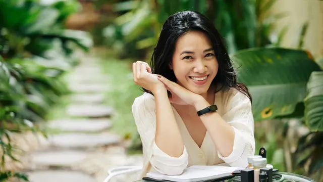 dewasa tersenyum mandiri cantik