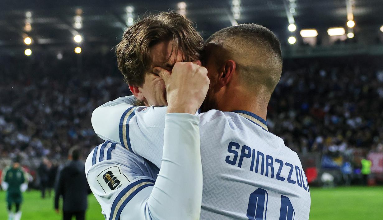 Pemain Italia, Marco Palestra, tak kuasa menahan tangis setelah ditaklukkan Bosnia dan Herzegovina laga final play-off kualifikasi Piala Dunia 2026 zona Eropa di Stadion Bilino Polje, Zenica, Rabu 1 April 2026 dini hari WIB. (AP Photo/Armin Durgut)