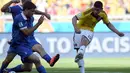 Sepakan keras gelandang Kolombia, James Rodriguez (kanan)   tidak mampu dibendung dua pemain Yunani di laga penyisihan Piala Dunia 2014 Grup C di Belo Horizonte, Brasil, (14/6/2014). (AFP PHOTO/Eitan Abramovich)