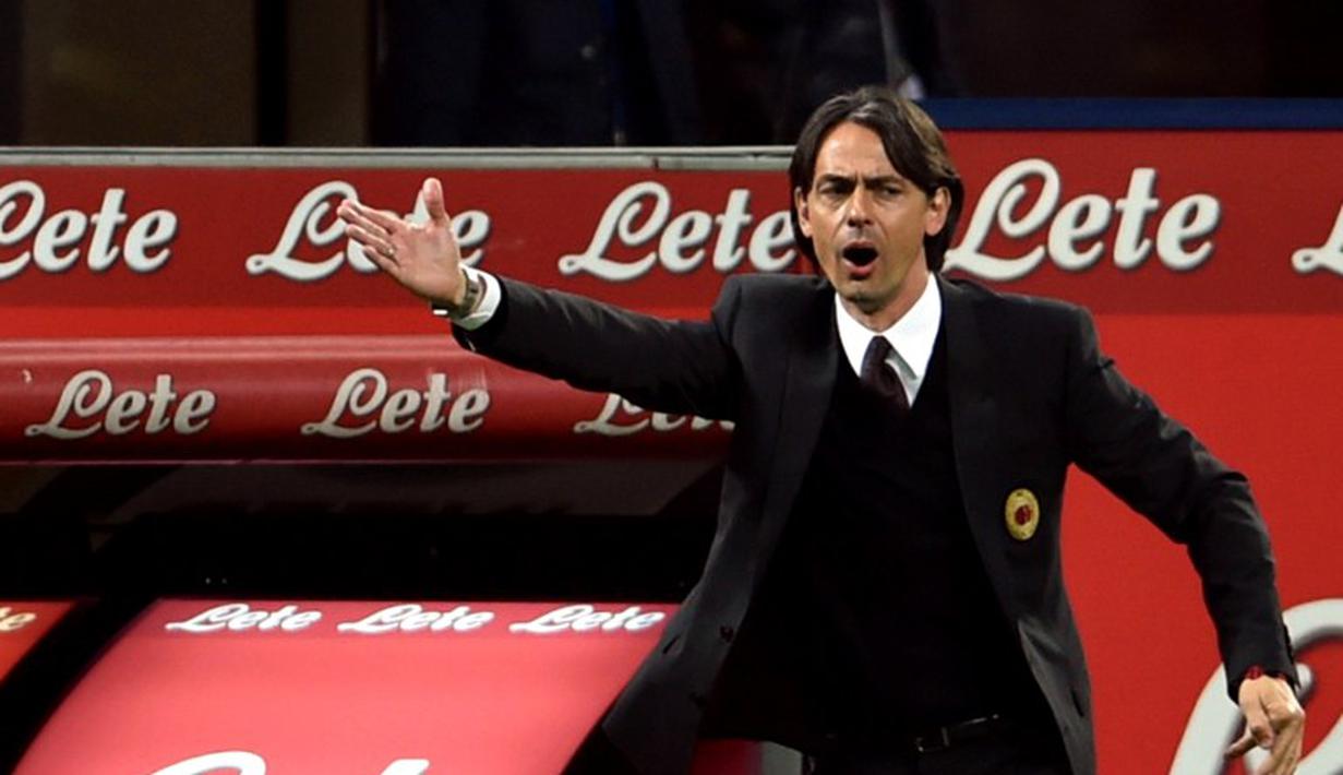 Allenatore AC MIlan Filippo Inzaghi memberikan instruksi kepada pemainnya dalam Derby Della Madonnina Semalam, Senin (20/04/2015). Sumber : AFP