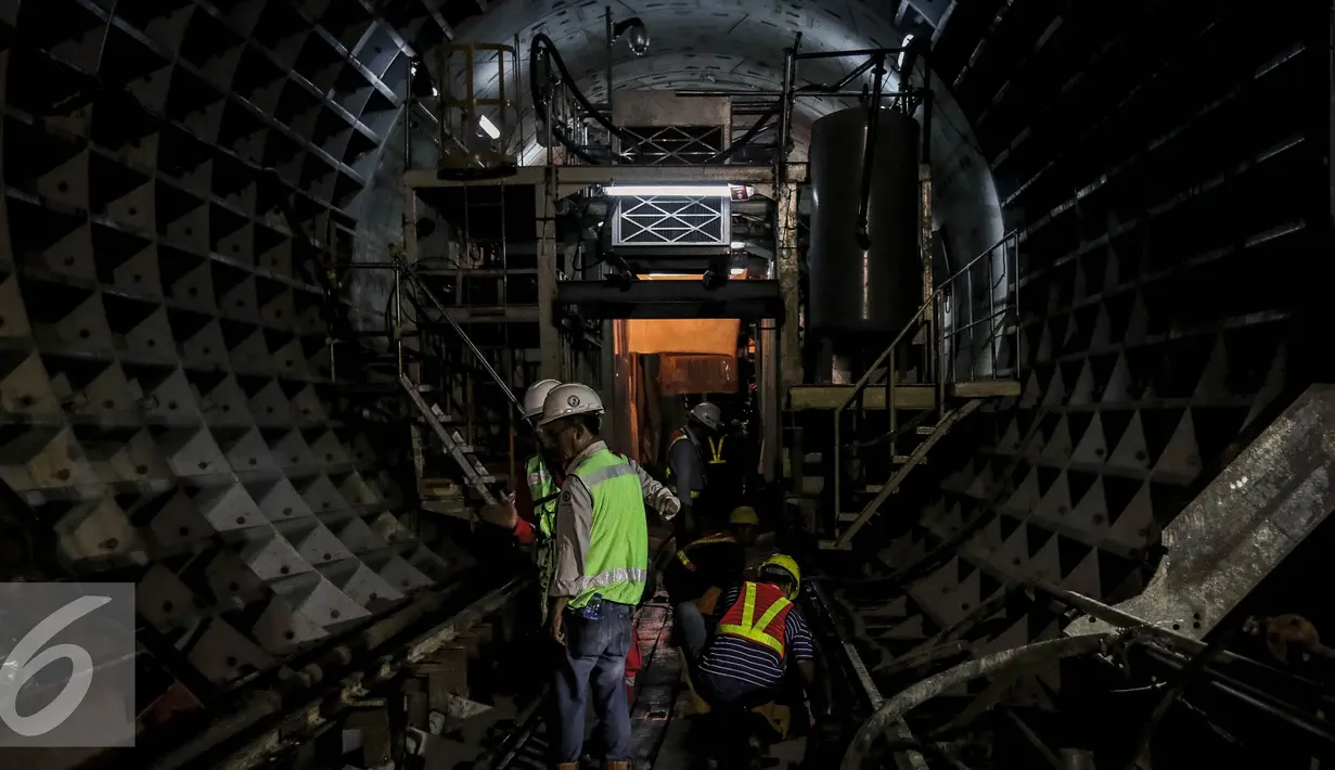 Pekerja mengecek jalur rel di terowongan Mass Rapid Transit (MRT) di Dukuh Atas, Jakarta, Jumat (30/9). MRT Jakarta ditargetkan beroperasi tahun 2019 dimana pada tahap awal, rute yang dilalui adalah Bundaran HI-Lebak Bulus. (Liputan6.com/Faizal Fanani)