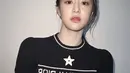 Aktris asal Korea Selatan, Go Younjung tampil serba hitam memadukan short sleeved sweater Dior dan tas Dior Small Lady D-Joy warna hitam. [Dior].
