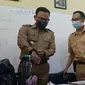 Wali Kota Bogor Bima Arya (kiri) sedang melakukan sidak ke SDN Genteng Kota Bogor, Senin (24/8/2020), untuk mengetahui kendala yang dihadapi guru maupun murid saat belajar daring selama pandemi Covid-19. (Liputan6.com/Achmad Sudarno)