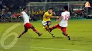 Dua pemain belakang Indonesia Dream Team tak mampu menghadang serangan yang dibangun Olivier Giroud (tengah). (Liputan6.com/Helmi Fithriansyah)